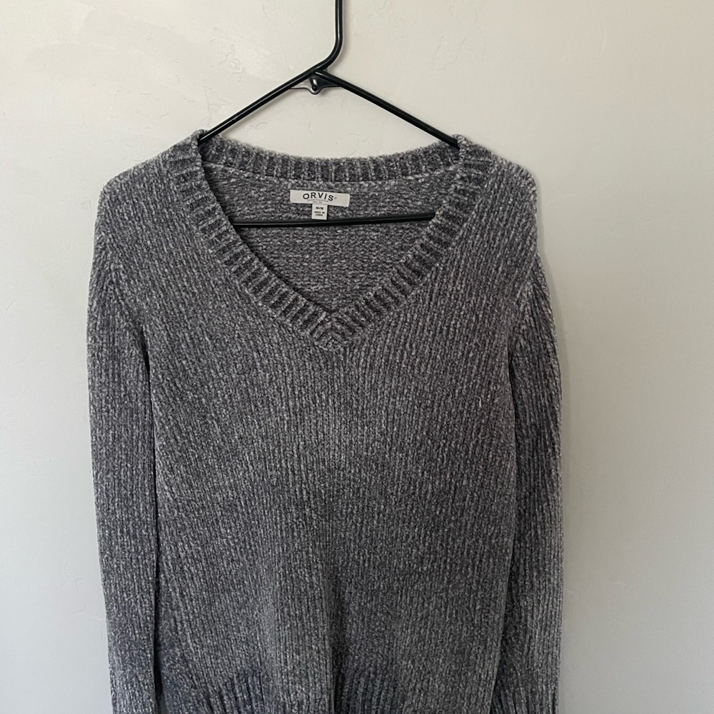 Women’s gray v neck sweater